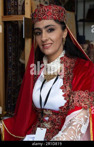 Windsor, Berkshire, Regno Unito. 13th maggio, 2023. Una signora dall'Azerbaigian mostra agli ospiti come fanno i tappeti di lana a mano. È stata un'altra giornata intensa al Royal Windsor Horse Show nei giardini privati del Castello di Windsor. Quest'anno lo spettacolo celebra il 80th° anniversario. Gli ospiti si sono divertiti a guardare i cavalli competere e un posto di shopping. Credit: Maureen McLean/Alamy Live News Foto Stock