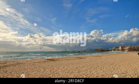 La foto è stata scattata in una giornata di sole autunnale sulla spiaggia dell'isola di Palma di Maiorca in una zona chiamata Can Pastilla. Foto Stock