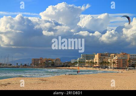 La foto è stata scattata in una giornata di sole autunnale sulla spiaggia dell'isola di Palma di Maiorca in una zona chiamata Can Pastilla. Foto Stock