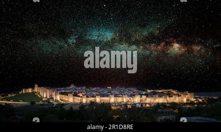 Vista notturna della città fortificata di Avila Foto Stock