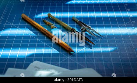 Un assortimento di strumenti da disegno vintage disposti su un tappeto di taglio Foto Stock