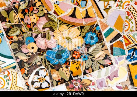 Tessere mosaico colorate dettaglio dell'architetto Antoni Gaudi nel Parco Güell di Barcellona, Spagna, dettaglio architettonico multicolore Foto Stock