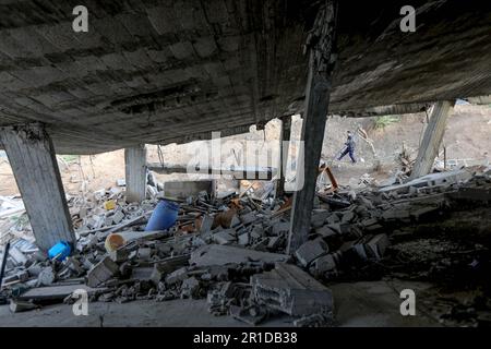 Gaza, Palestina. 12th maggio, 2023. Vista degli edifici palestinesi colpiti da uno sciopero aereo israeliano a Deir al-Balah, nella striscia centrale di Gaza. (Credit Image: © Yousef Masoud/SOPA Images via ZUMA Press Wire) SOLO PER USO EDITORIALE! Non per USO commerciale! Foto Stock