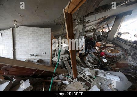 Gaza, Palestina. 12th maggio, 2023. Vista degli edifici palestinesi colpiti da uno sciopero aereo israeliano a Deir al-Balah, nella striscia centrale di Gaza. (Credit Image: © Yousef Masoud/SOPA Images via ZUMA Press Wire) SOLO PER USO EDITORIALE! Non per USO commerciale! Foto Stock