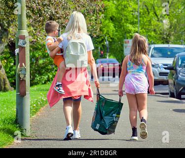 Glasgow, Scozia, Regno Unito 13th maggio 2023. Tempo nel Regno Unito: Soleggiato e caldo nel centro della città ha visto la gente del posto prendere per le strade per godersi la vita cittadina. Knightswood Park e laghetto nel West End Credit Gerard Ferry/Alamy Live News Foto Stock