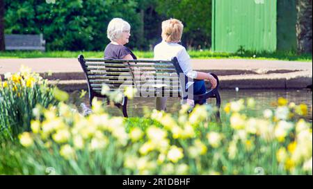 Glasgow, Scozia, Regno Unito 13th maggio 2023. Tempo nel Regno Unito: Soleggiato e caldo nel centro della città ha visto la gente del posto prendere per le strade per godersi la vita cittadina. Knightswood Park e laghetto nel West End Credit Gerard Ferry/Alamy Live News Foto Stock