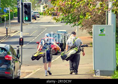 Glasgow, Scozia, Regno Unito 13th maggio 2023. Tempo nel Regno Unito: Soleggiato e caldo nel centro della città ha visto la gente del posto prendere per le strade per godersi la vita cittadina. Knightswood Park e laghetto nel West End Credit Gerard Ferry/Alamy Live News Foto Stock