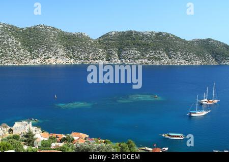 Kas, antalya, turchia. 02,2012 luglio: Simena (Kalekoy) antico sito di rovine con sarcofago da parte dello storico castello di Simena, Turchia da Kekova isole. Foto Stock