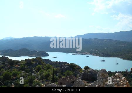 Kas, antalya, turchia. 02,2012 luglio: Simena (Kalekoy) antico sito di rovine con sarcofago da parte dello storico castello di Simena, Turchia da Kekova isole. Foto Stock