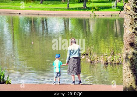 Glasgow, Scozia, Regno Unito 13th maggio 2023. Tempo nel Regno Unito: Soleggiato e caldo nel centro della città ha visto la gente del posto prendere per le strade per godersi la vita cittadina. Knightswood Park e laghetto nel West End Credit Gerard Ferry/Alamy Live News Foto Stock