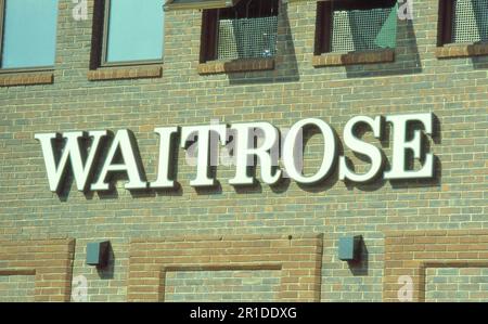 Segnaletica all'esterno di una filiale della catena di supermercati Waitrose a Tenterden in Kent, Inghilterra il 1 luglio 2005. Parte della John Lewis Partnership, il primo supermercato Waitrose è stato aperto nel 1955 a Londra. Foto Stock