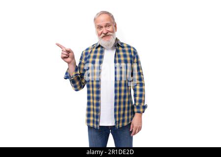 l'uomo in pensione maturo dai capelli grigi con baffi e barba mostra un gesto della mano per avere un'idea su uno sfondo bianco Foto Stock