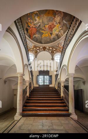 Scale imperiali al Palazzo Vescovile interno - Malaga, Andalusia, Spagna Foto Stock