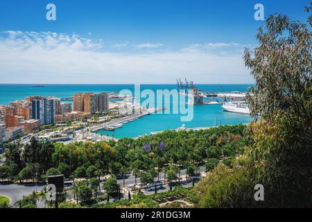 Veduta aerea della costa di Malaga e del porto di Malaga - Malaga, Andalusia, Spagna Foto Stock