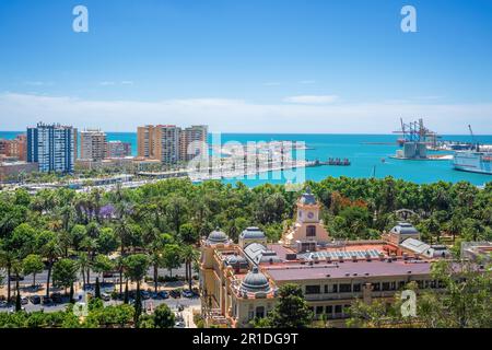 Veduta aerea della Costa di Malaga, del Porto di Malaga e del Municipio - Malaga, Andalusia, Spagna Foto Stock