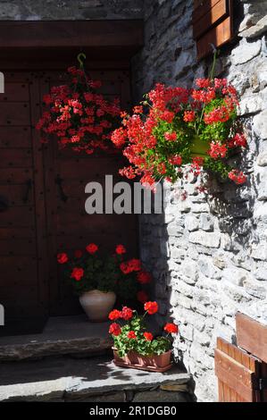 Un vero gioiello della Haute Maurienne Bessans è un tradizionale villaggio di montagna raggruppato intorno alla sua chiesa Foto Stock