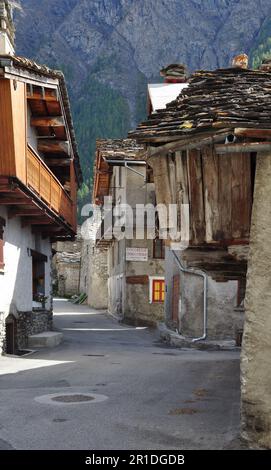 Un vero gioiello della Haute Maurienne Bessans è un tradizionale villaggio di montagna raggruppato intorno alla sua chiesa Foto Stock