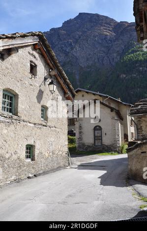 Un vero gioiello della Haute Maurienne Bessans è un tradizionale villaggio di montagna raggruppato intorno alla sua chiesa Foto Stock