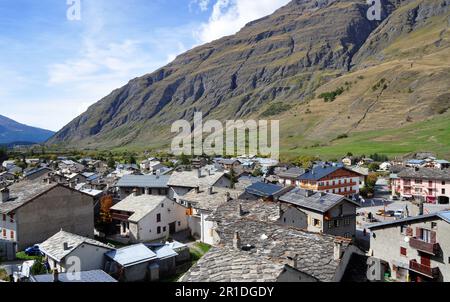 Un vero gioiello della Haute Maurienne Bessans è un tradizionale villaggio di montagna raggruppato intorno alla sua chiesa Foto Stock