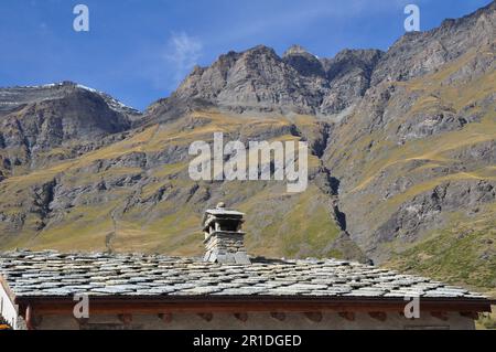 Un vero gioiello della Haute Maurienne Bessans è un tradizionale villaggio di montagna raggruppato intorno alla sua chiesa Foto Stock