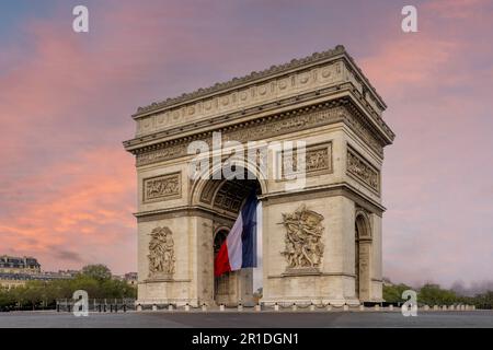 Arco di Trionfo a Parigi, Francia, situato al centro di Place Charles de Gaulle e all'estremità occidentale dei Champs-Élysées. Foto Stock