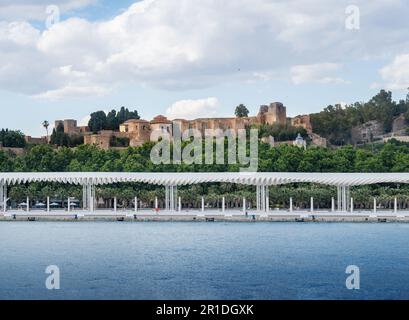 Skyline di Malaga con la Fortezza di Alcazaba e Paseo del Muelle uno - Malaga, Andalusia, Spagna Foto Stock