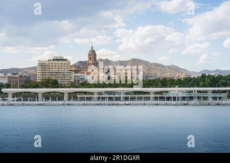 Skyline di Malaga con la Cattedrale di Malaga e Paseo del Muelle uno - Malaga, Andalusia, Spagna Foto Stock