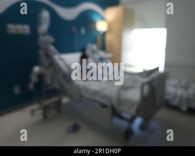 Bambino in camera da letto ospedale sfondo sfocato Foto Stock