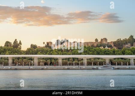 Skyline di Malaga con la Fortezza di Alcazaba e Paseo del Muelle uno al tramonto - Malaga, Andalusia, Spagna Foto Stock