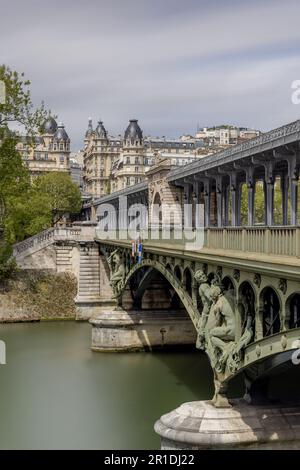 Ponte Bir-Hakeim che attraversa la Senna a Parigi, portando la linea 6 della metropolitana sotto drammatici archi e colonne in acciaio. Foto Stock