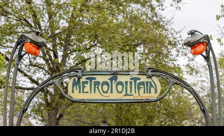 Parigi, Francia, ingresso della stazione della metropolitana alla stazione di Abbesses vicino a Montmartre. Ingresso vintage della metropolitana progettato da Hector Guimard Foto Stock