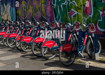 Una fila di Santander Cycles in una stazione di attracco, parte del programma di noleggio di biciclette TFL comunemente chiamato Boris Bikes New Road, Whitechapel, Londra, Regno Unito. 7 AP Foto Stock