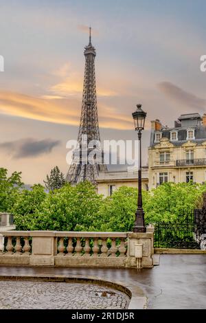 Parigi e la Torre Eiffel sono viste dal centro di Parigi. Popolare destinazione turistica, una barca turistica sul fiume Senna. Foto Stock