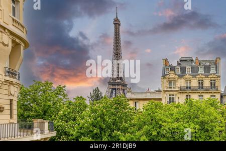 Parigi e la Torre Eiffel sono viste dal centro di Parigi. popolare destinazione turistica. Foto Stock
