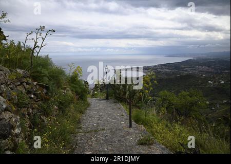 Paesaggio con vista panoramica sul Sentiero dei Saraceni un sentiero escursionistico che collega Taormina e Castelmola in Sicilia. Foto Stock