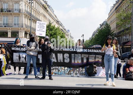 Parigi, Francia. 13th maggio, 2023. ExisTransInter manifestazione contro la legge Darmanin sull'immigrazione e l'asilo il 13 maggio 2023 a Parigi, Francia. Credit: Bernard Menigault/Alamy Live News Foto Stock