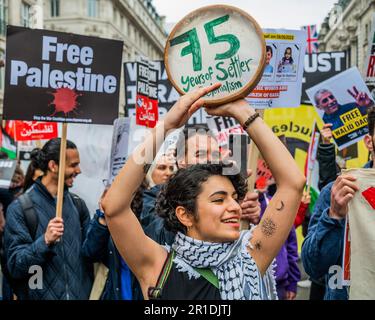 Londra, Regno Unito. 13 maggio 2023. NAKBA 75, protesta nazionale: Libera Palestina e fine marcia dell'apartheid - i palestinesi e i sostenitori marciano per commemorare il 75th° anniversario della Nakba, il processo, a loro avviso, di "pulizia etnica, colonizzazione, espropriazione e occupazione militare" che ha visto oltre 750.000 palestinesi cacciati in esilio. Organizzato da: Palestine Solidarity Campaign, Stop the War Coalition, Palestinian Forum in Britain, Friends of al-Aqsa, Muslim Association of Britain e The Campaign for Nuclear Disarmamento. A partire dalla BBC, Portland Place. Credito: Guy Bell/Alamy Foto Stock