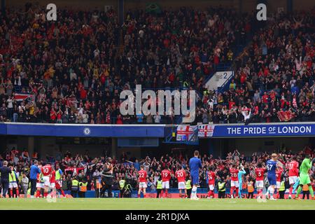 Londra, Regno Unito. 13th maggio 2023; Stamford Bridge, Chelsea, Londra, Inghilterra: Premier League Football, Chelsea contro Nottingham Forest; la squadra della Nottingham Forest festeggia con i fan dopo il pareggio di 2-2 crediti: Action Plus Sports Images/Alamy Live News Foto Stock