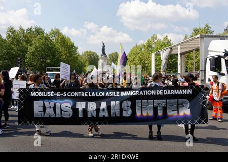 Parigi, Francia. 13th maggio, 2023. ExisTransInter manifestazione contro la legge Darmanin sull'immigrazione e l'asilo il 13 maggio 2023 a Parigi, Francia. Credit: Bernard Menigault/Alamy Live News Foto Stock