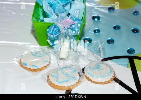 Biscotti gustosi glassa dolce; tema decorato dell'acquazzone del bambino Foto Stock