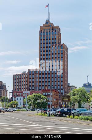 L'edificio della state Tower è un punto di riferimento di Siracusa. Il grattacielo Art Deco del 1928 presenta una facciata in mattoni di buff con dettagli in pietra calcarea e terracotta. Foto Stock