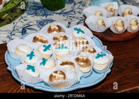 Evento sociale; Presentazione individuale di dolci e dessert per gli ospiti del party Foto Stock