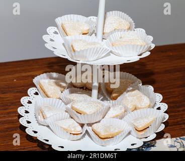 Evento sociale; Presentazione individuale di dolci e dessert per gli ospiti del party Foto Stock