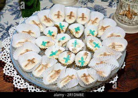 Evento sociale; Presentazione individuale di dolci e dessert per gli ospiti del party Foto Stock