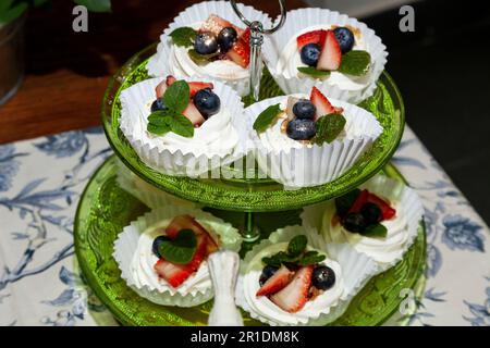 Evento sociale; Presentazione individuale di dolci e dessert per gli ospiti del party Foto Stock