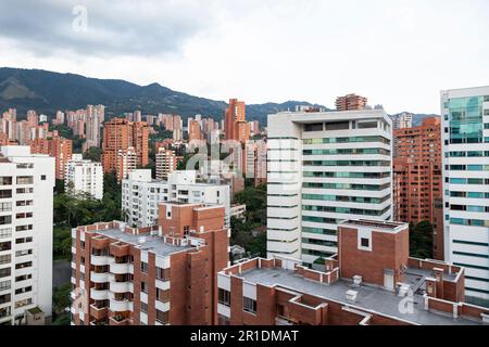 Medellín - Antioquia - Colombia - Abril 21, 2023. Vista del quartiere di El Poblado settore molto esclusivo della città di Medellín Foto Stock