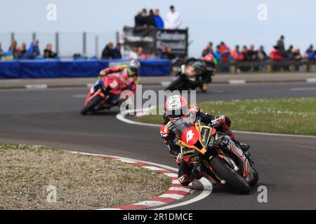 Antrim, Irlanda del Nord, Regno Unito. 13th maggio 2023: FonaCAB Nichols OilsNorth West 200, Portrush, Antrim, Irlanda del Nord: North West 200 Race Day 2023: La leggenda del Road Racing Michael Rutter (BMW - Bathams Racing) termina al quarto posto nella gara Superstock, davanti all'amico e compagno di leggenda John McGuinness (Honda - Honda Racing UK) Credit: Action Plus Sports Images/Alamy Live News Foto Stock