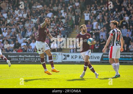 Paisley, Renfrewshire, Scozia. 13th maggio, 2023. Hearts Josh Ginnelly e Hearts Jorge Grant festeggiano dopo che il primo ha tirato un obiettivo indietro per il club Gorgie durante la partita di Premiership Cinch tra St Mirren e Hearts a St Mirren Park il 13 maggio 2023 Credit: David Mollison/Alamy Live News Foto Stock