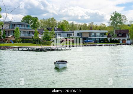 Bella casa vacanza moderna fila accanto al lago Balaon con una barca . Foto Stock