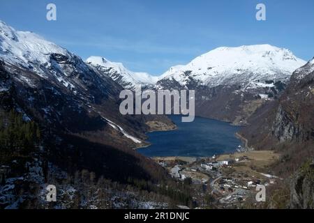 Una vista aerea dello splendido fiordo di Geiranger in Geiranger, Norvegia in inverno Foto Stock